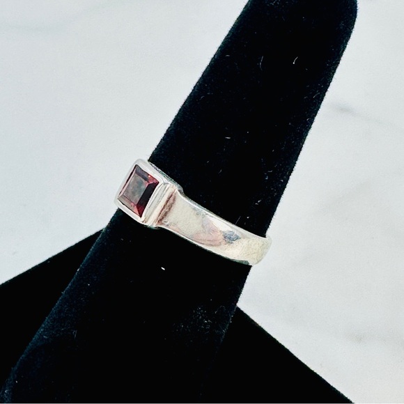 Sterling Silver Ring Garnet  Square Gem  6 3/4 Dainty Modern 925 Unisex - Picture 5 of 12